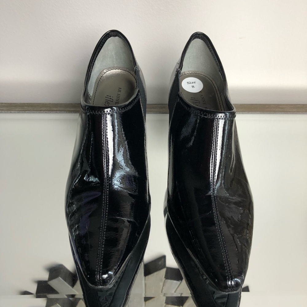 AK ANNE KLEIN PATENT ANKLE BOOTIES W/ iFLEX